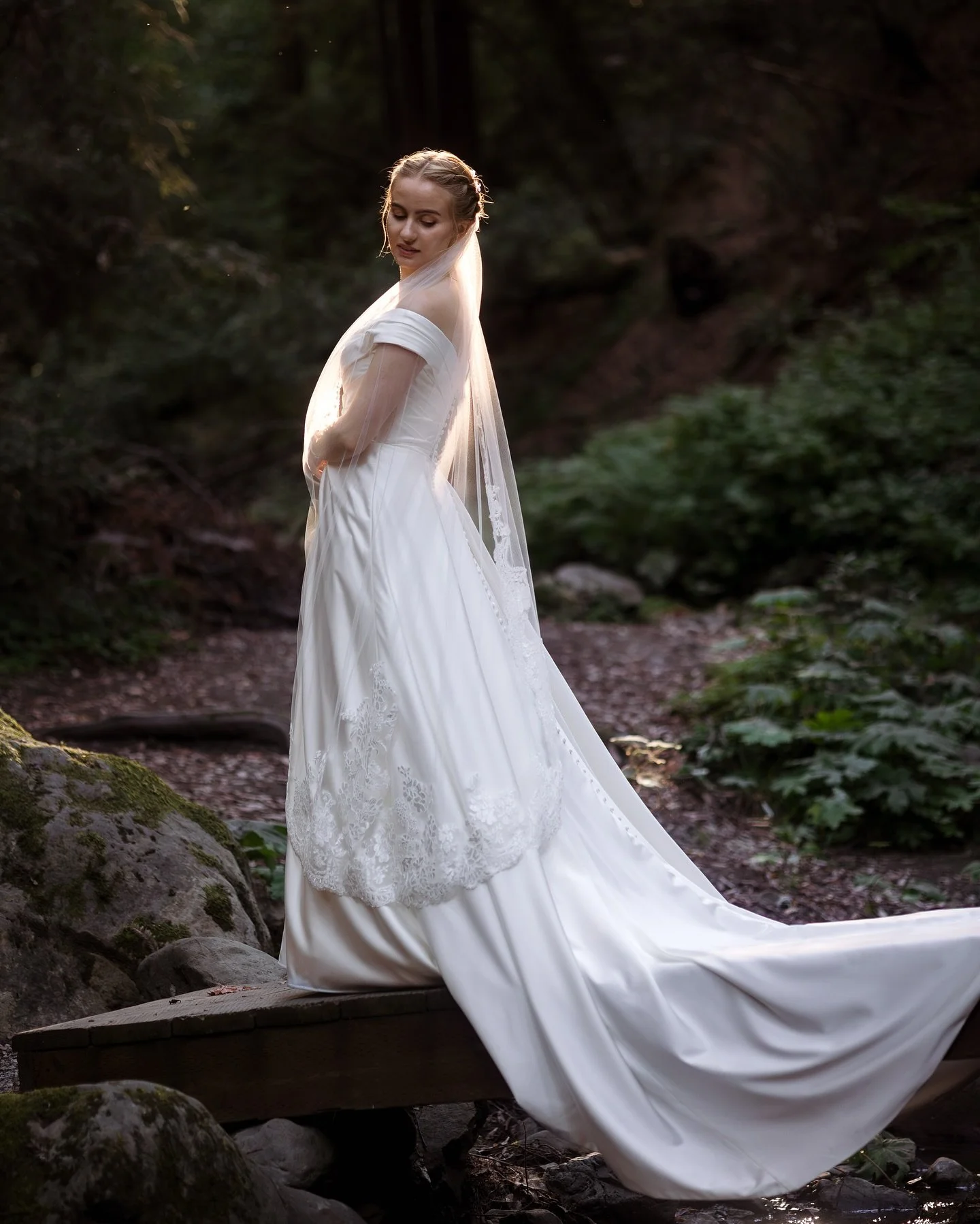 Every glance shared and every touch felt. This is their love story, beautifully unfolding in every frame.

Shot for @apollofotografie