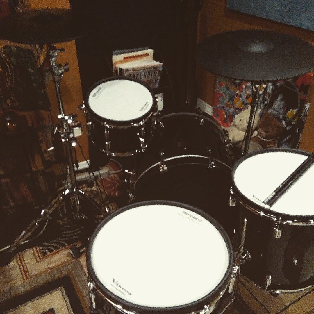 I guess I'm just gonna jump on the electric drums band wagon. The studio upgrade is coming along...

#roland #rolanddrums #vdrums #td27 #drummer #independentartist #multiinstrumentalist #fluencygrey
