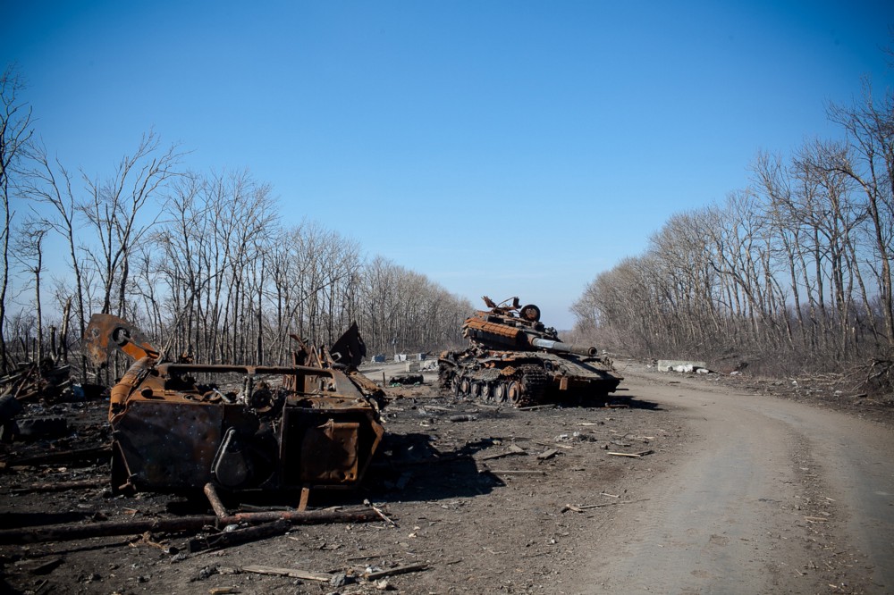 Tanques e blindados destruídos em batalha na província de Donetsk