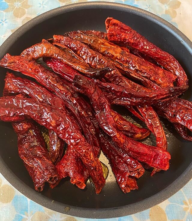 🌶 Happy new year! During a refreshing trip to Italy over the holidays, we were introduced to peperoni cruschi while in Basilicata. While not spicy like the peppers used in Tunisian harissa, these aromatic beauties are hung and dried after the summer