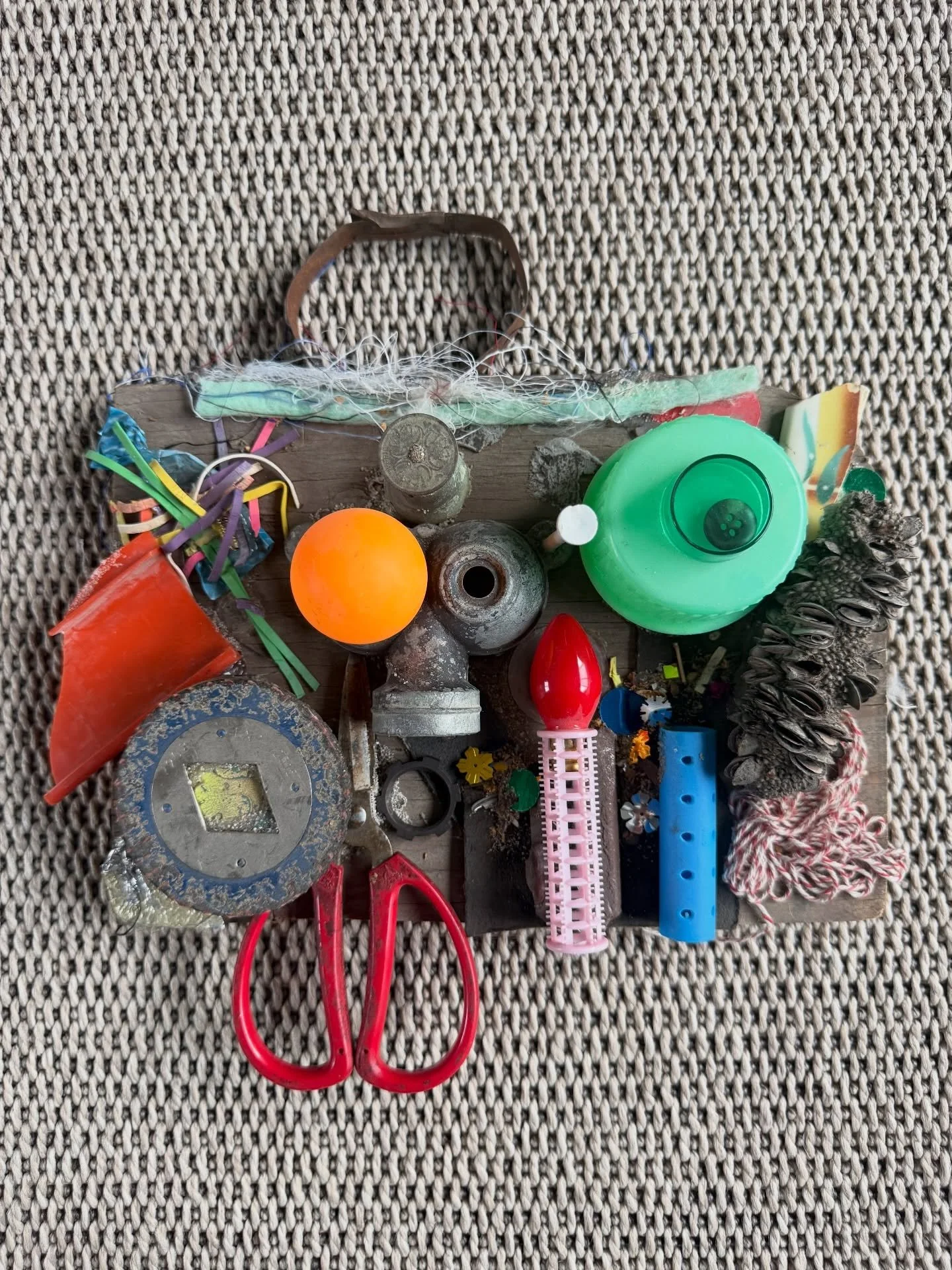 BAYEUX 2025 .
.
.
.
.
.
.
.
.
.
.
.
. #foundobjectassemblage #collage #abstractart #contemporaryart #modernart #garbage #trashart #mathewmcgrath #postmodernart #fineart #abstract #artstagram #artwork #artistsoninstagram #artoftheday #artgallery #arti