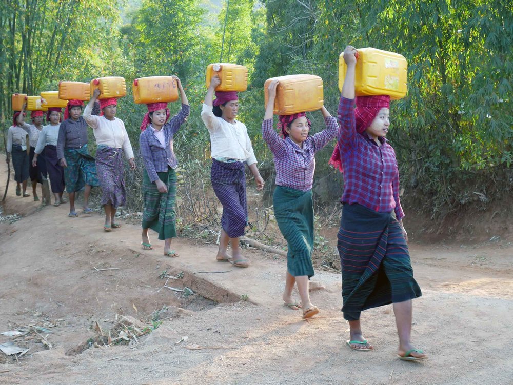  After a rest, we departed the village for a short hike to watch sunset, and en route, we passed the local women returning with water (Feb 20).&nbsp; 