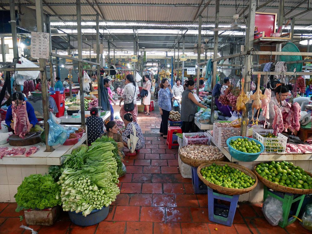 We started our morning with a shopping trip at Boeung Keng Kang Market (March 10).&nbsp; 