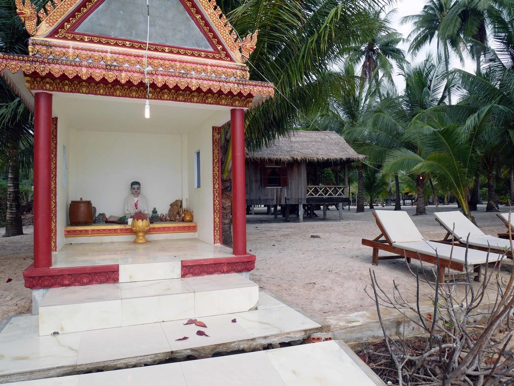  Locals and staff brought daily offerings to a small shrine just in front of our bungalow (March 8).&nbsp; 