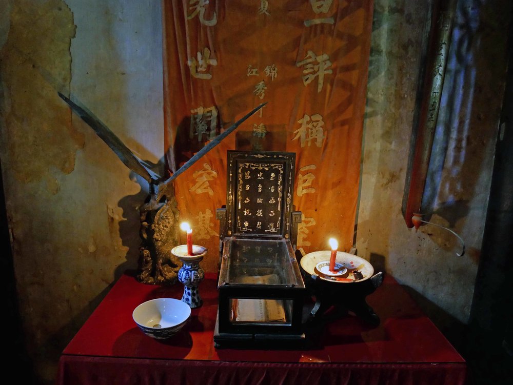  The alter in Tran Family Chapel for offerings, incense burning and lucky coins.&nbsp; 