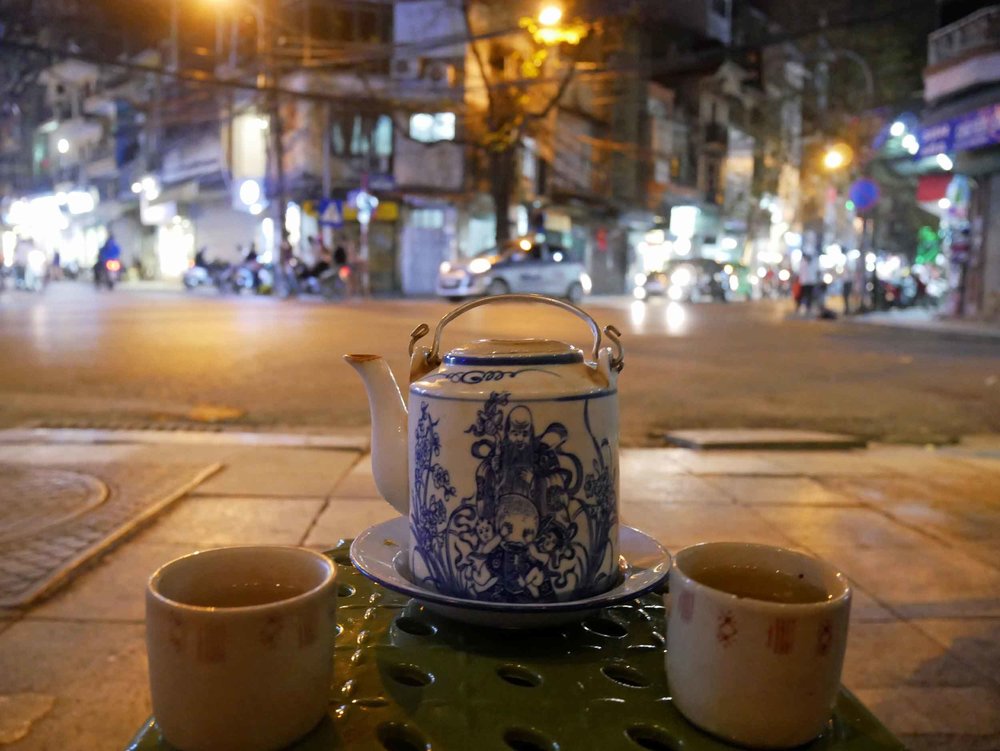  A common sight in the Old Quarter, we sat on the curb after dinner and enjoyed a pot of traditional tea.&nbsp; 