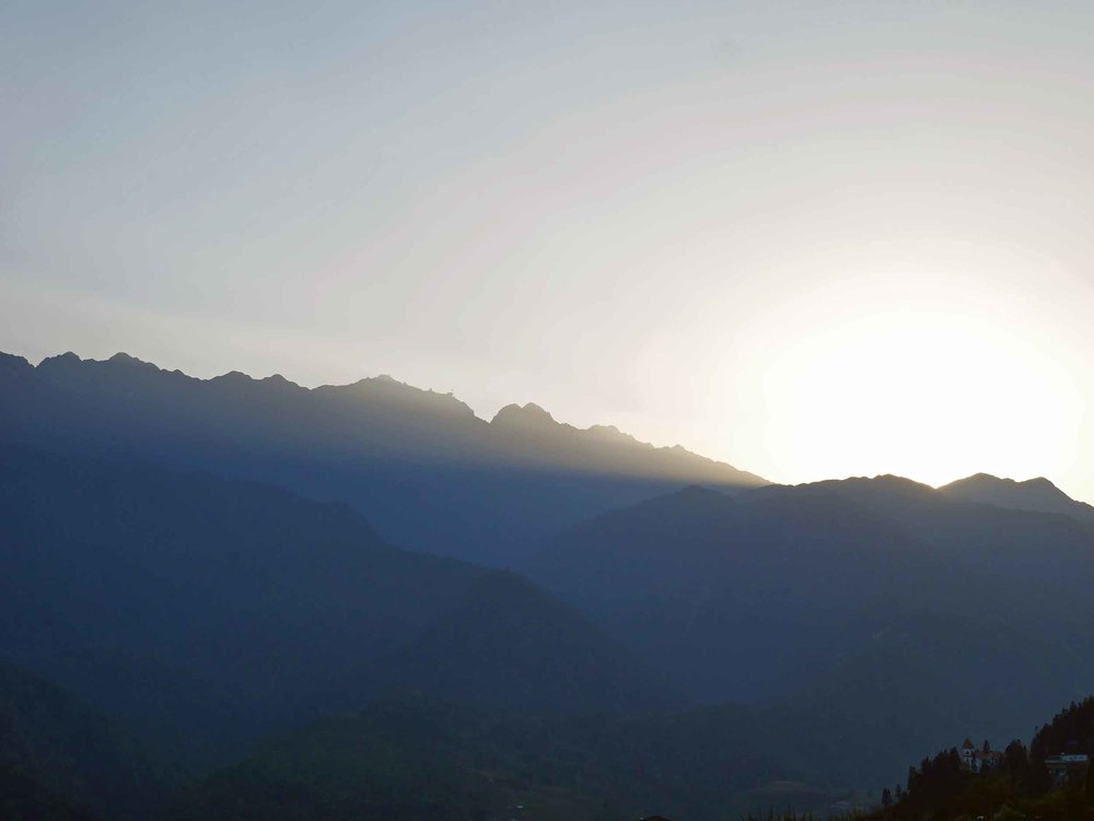  View from our hotel of the sun setting over the Hoàng Liên Son mountain ranges, which surround Sapa village (Mar 22). 
