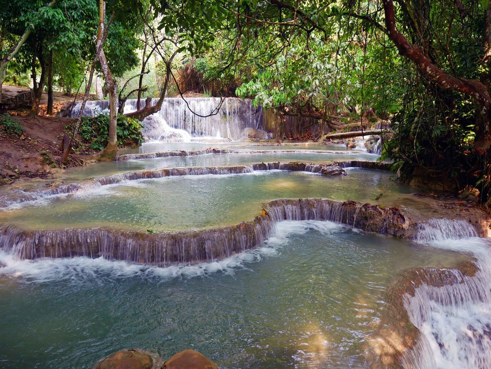  The many tiers and cascades are the result of travertine formed by the spring water of Kuang Si.&nbsp; 