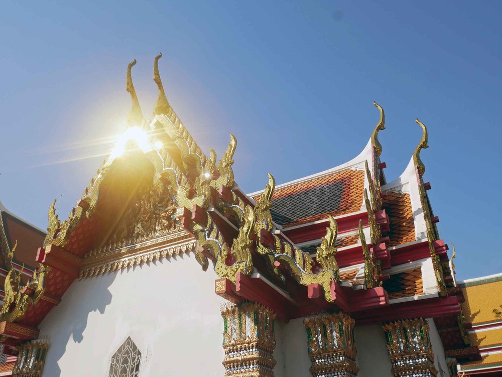  Early morning sun reflecting off one of the many buildings in the Wat Pho temple complex.&nbsp; 