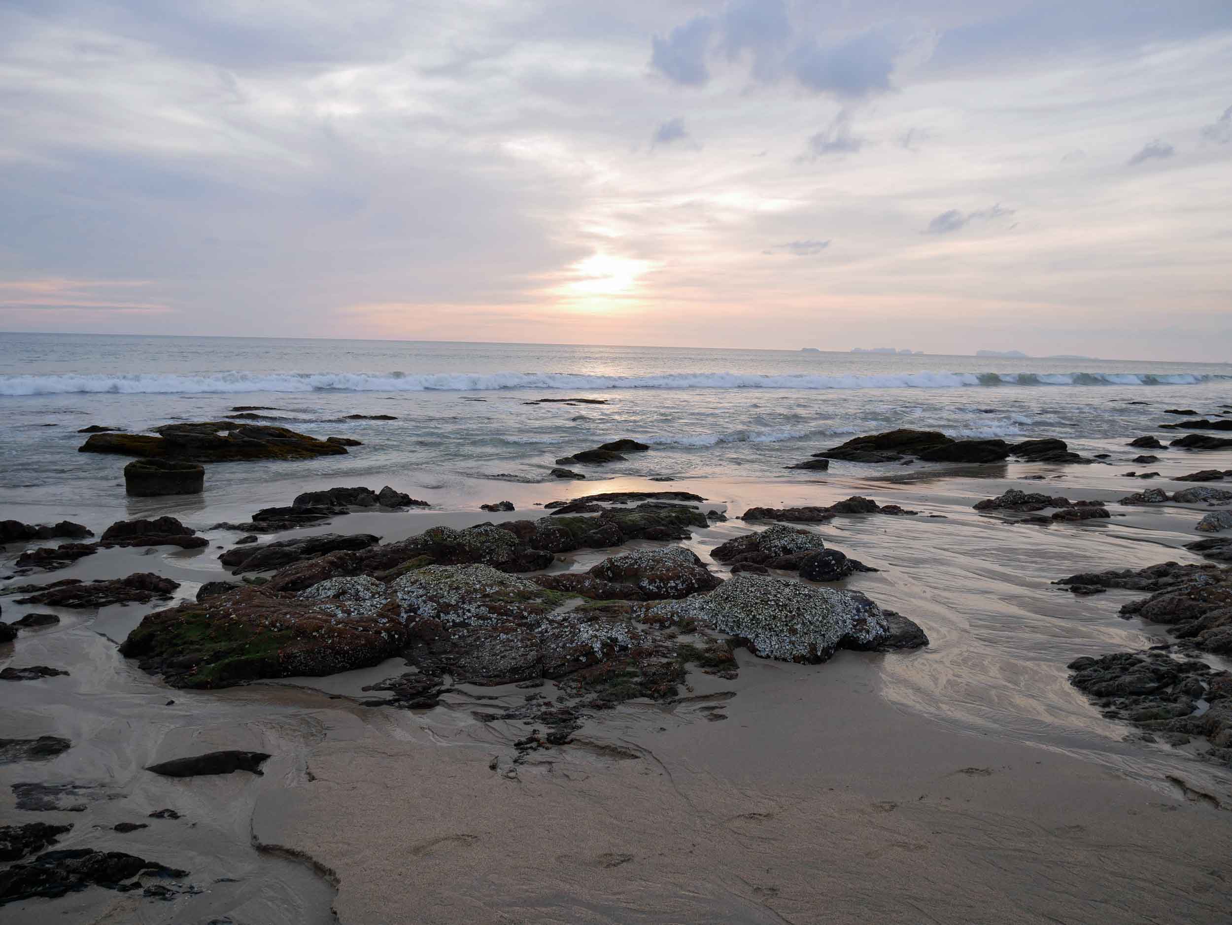  Klong Nin beach is made even more dramatic during low tide.&nbsp; 