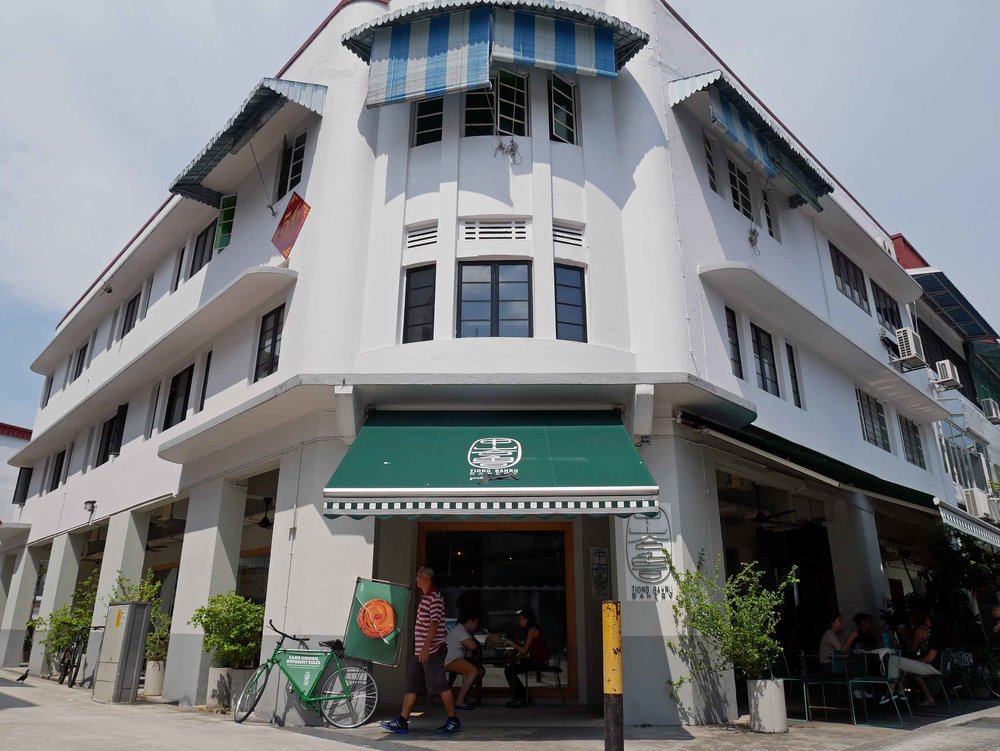  Popular brunch spot, Tiong Bahru Bakery is synonymous with the charming neighborhood that bears it name and where we stayed in Singapore (April 28). 
