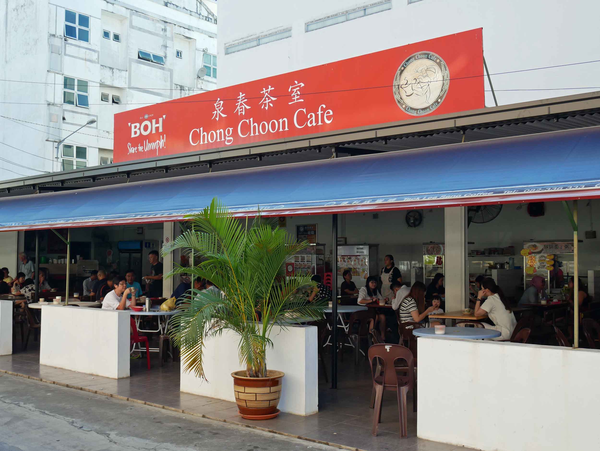  A local favorite, we headed to Chong Choon Cafe several mornings for our bowl of steaming  prawn laksa  and iced coffees (May 4).&nbsp; 