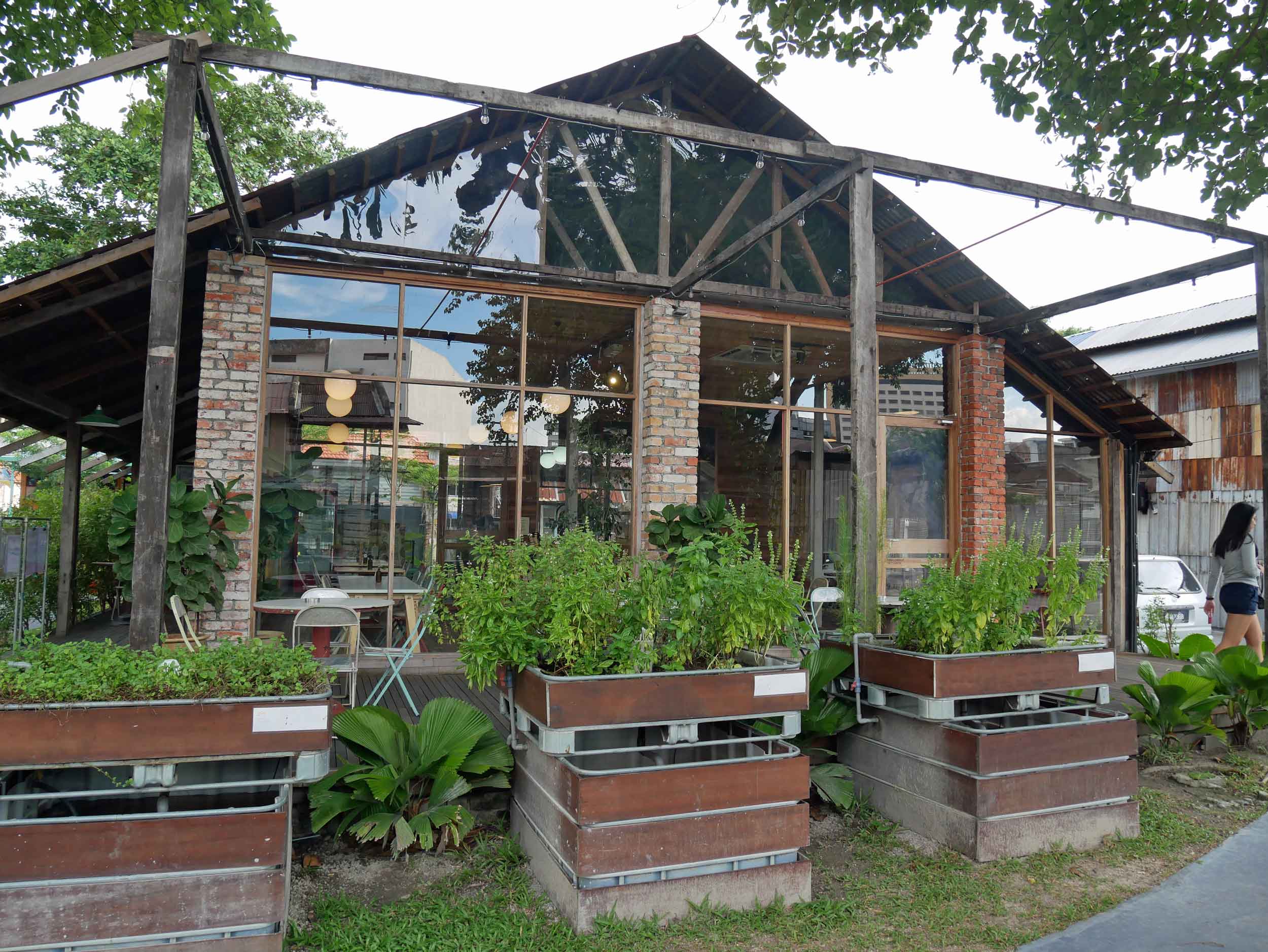  The indoor/outdoor on-site eatery, Buu's Kitchen, offers healthy dining options, smoothies and coffees all day.&nbsp;&nbsp; 
