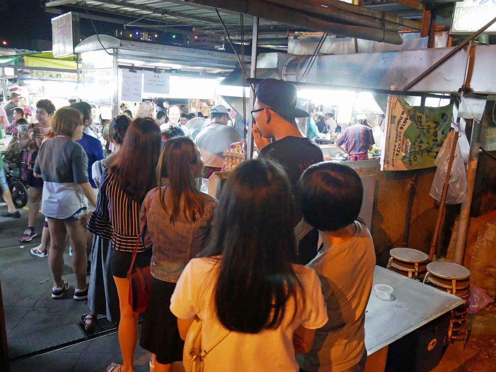  After China House, we once again hit the streets, this time at the famous Gurney Drive hawker stalls.&nbsp; 