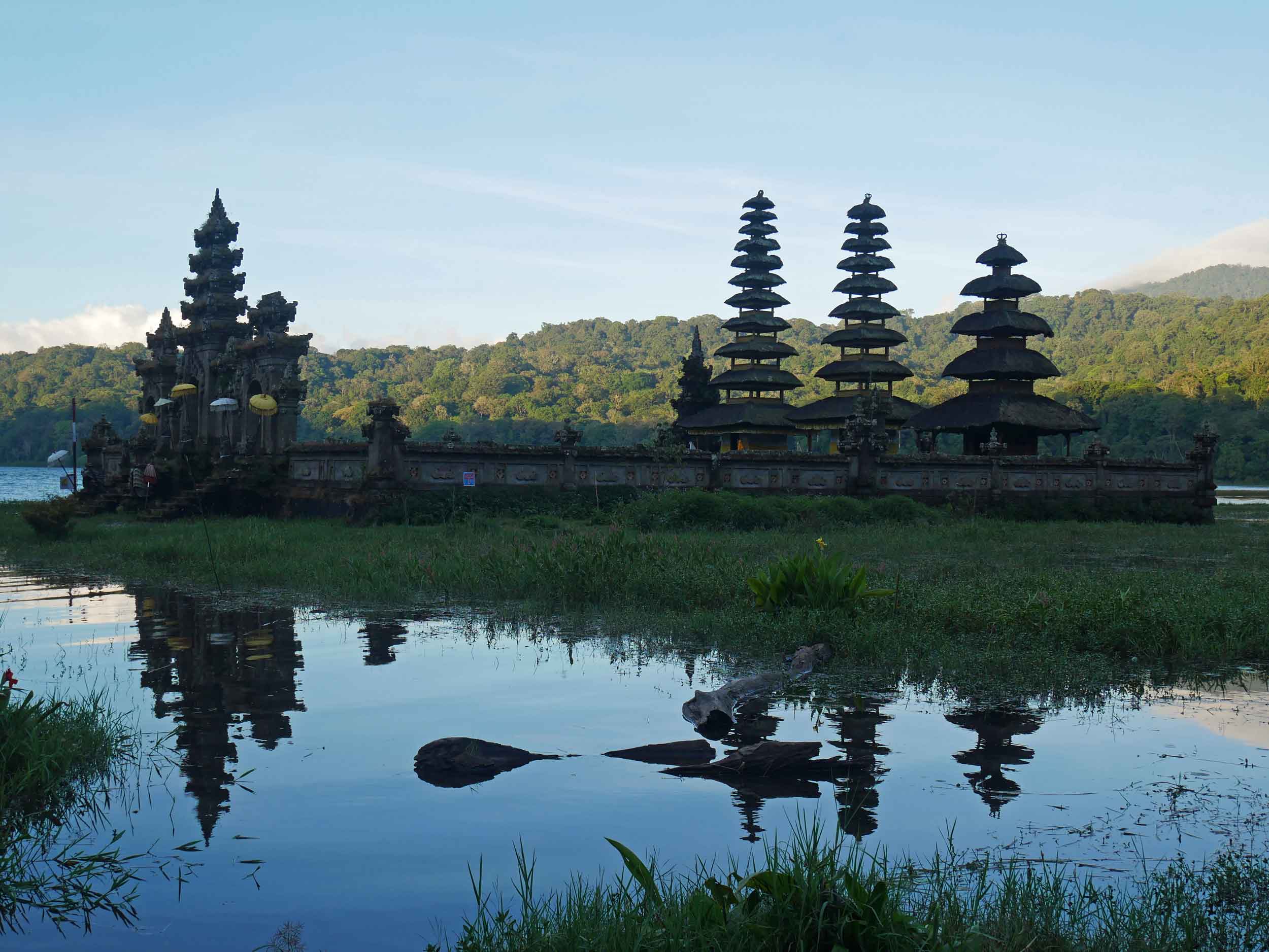  Many temples dot the lake with inscriptions to various gods and date back to the early 10th century's Tamblingan civilization.&nbsp; 