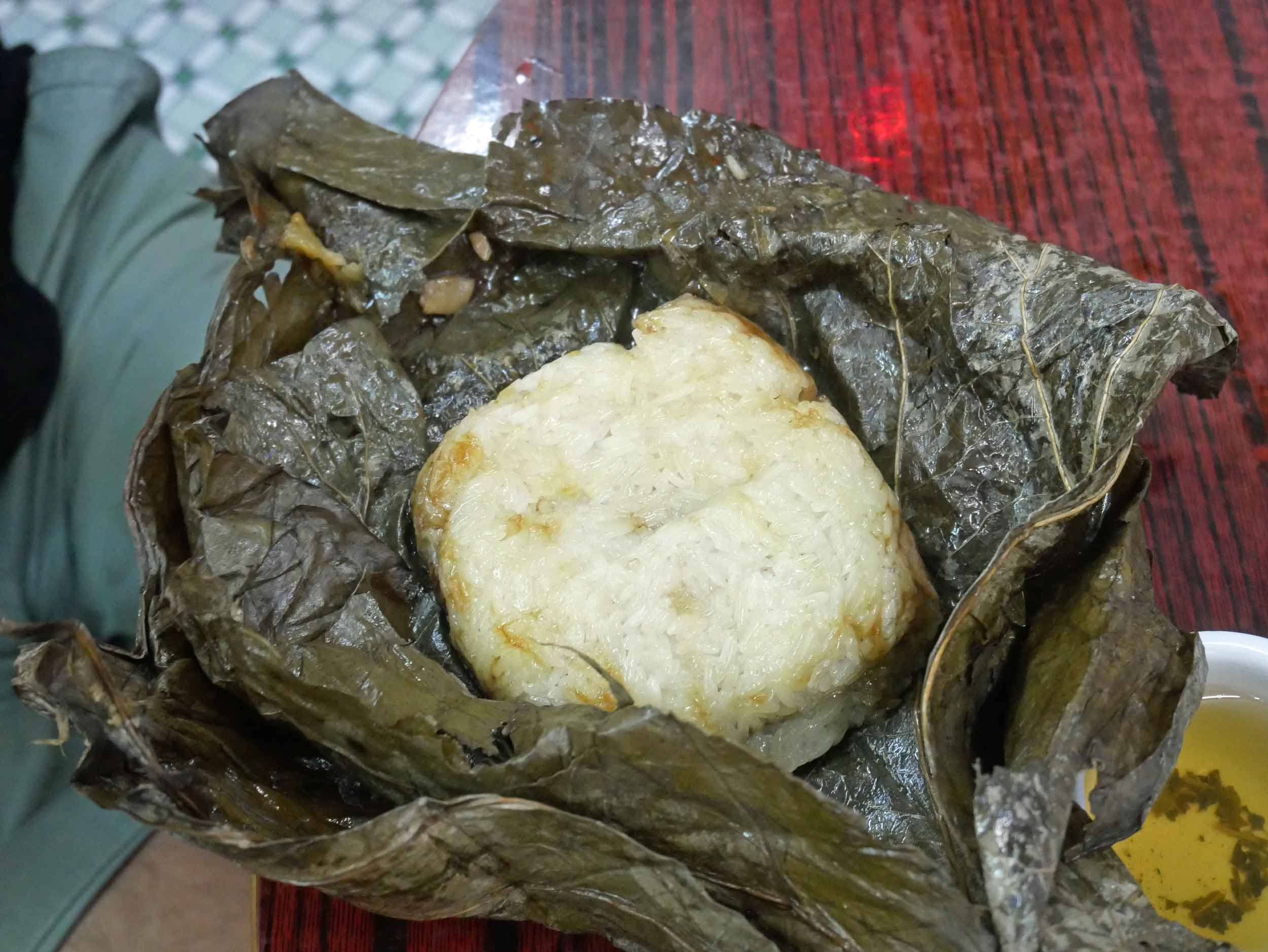  Opening the leaves revealed steamed sticky rice with chicken, Chinese sausage, mushrooms and scallions inside. &nbsp; 