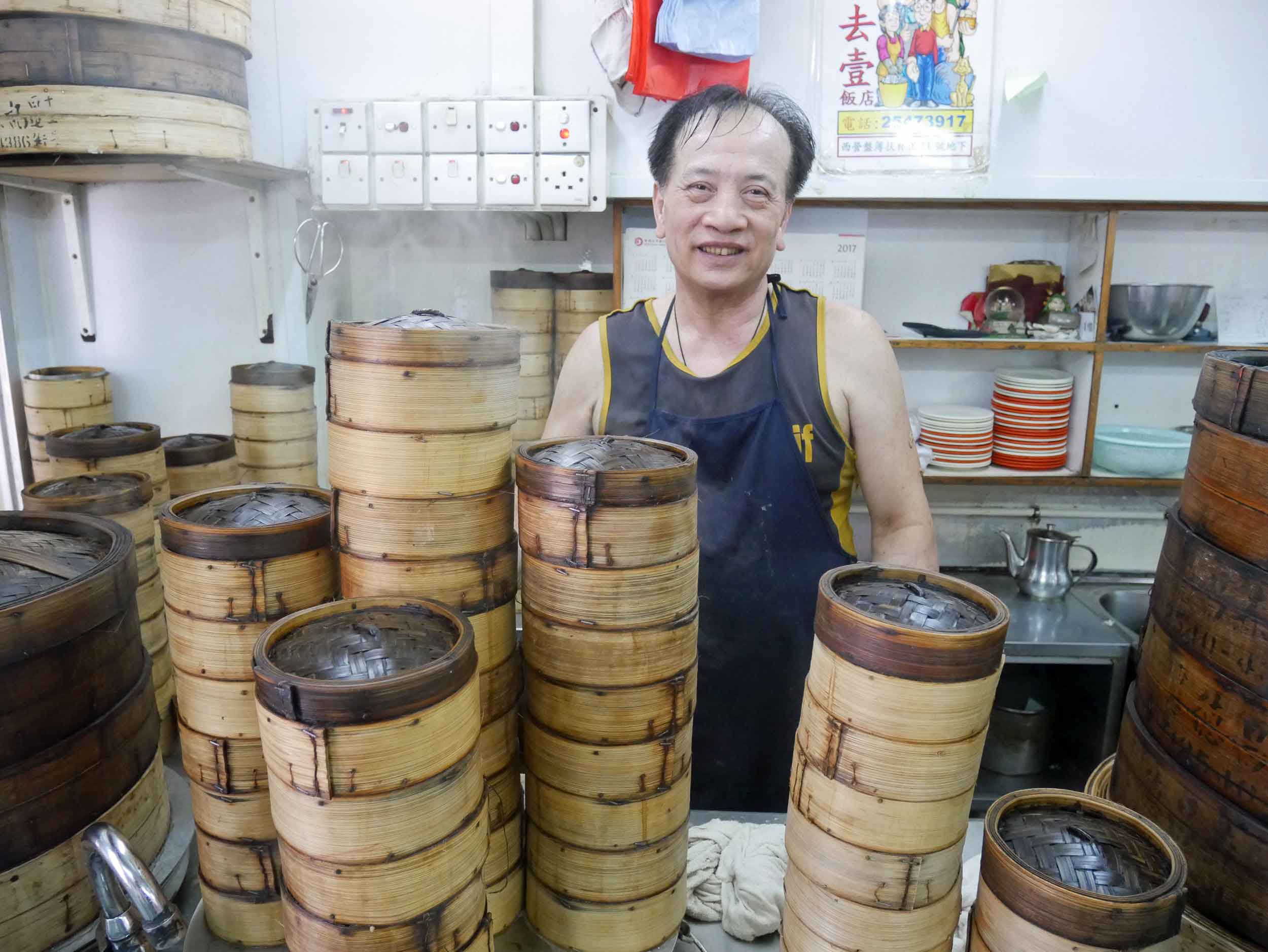  The friendly (and steaming) dumpling man at Sam Hui Yat.&nbsp; 