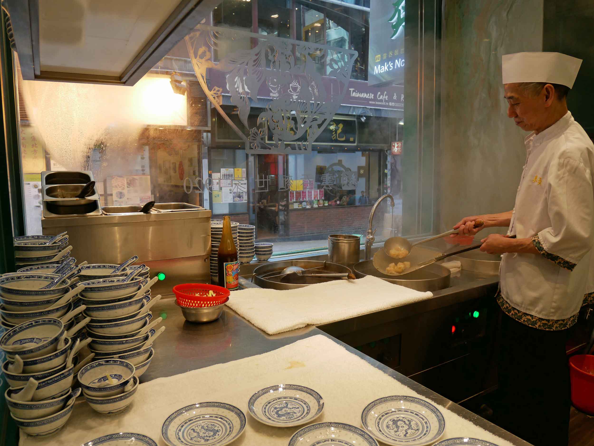  Our man, the noodle maker, at Mak's.&nbsp; 