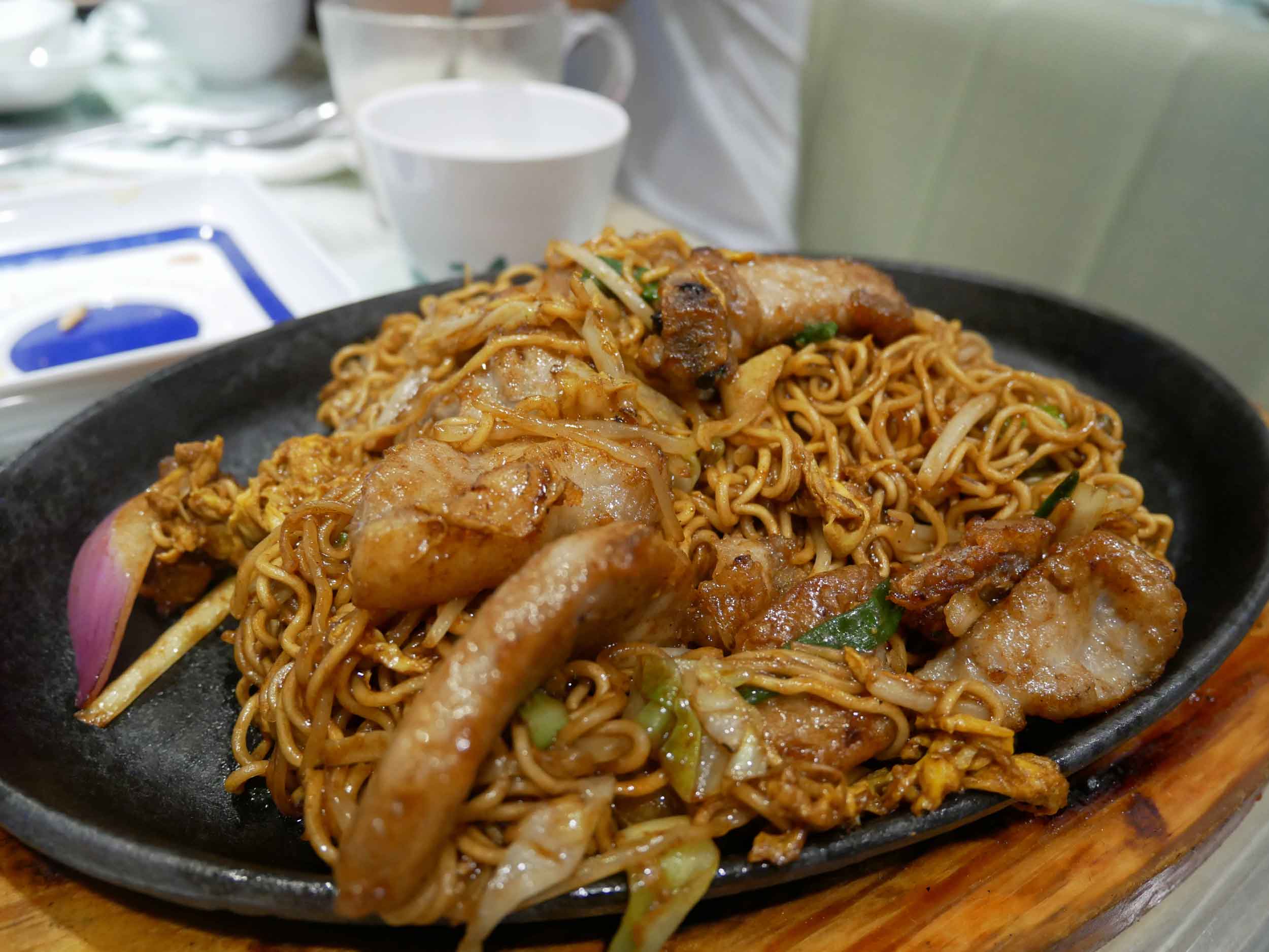 And who wouldn't enjoy park chop on top of instant noodles? Felt like being back in college again. 