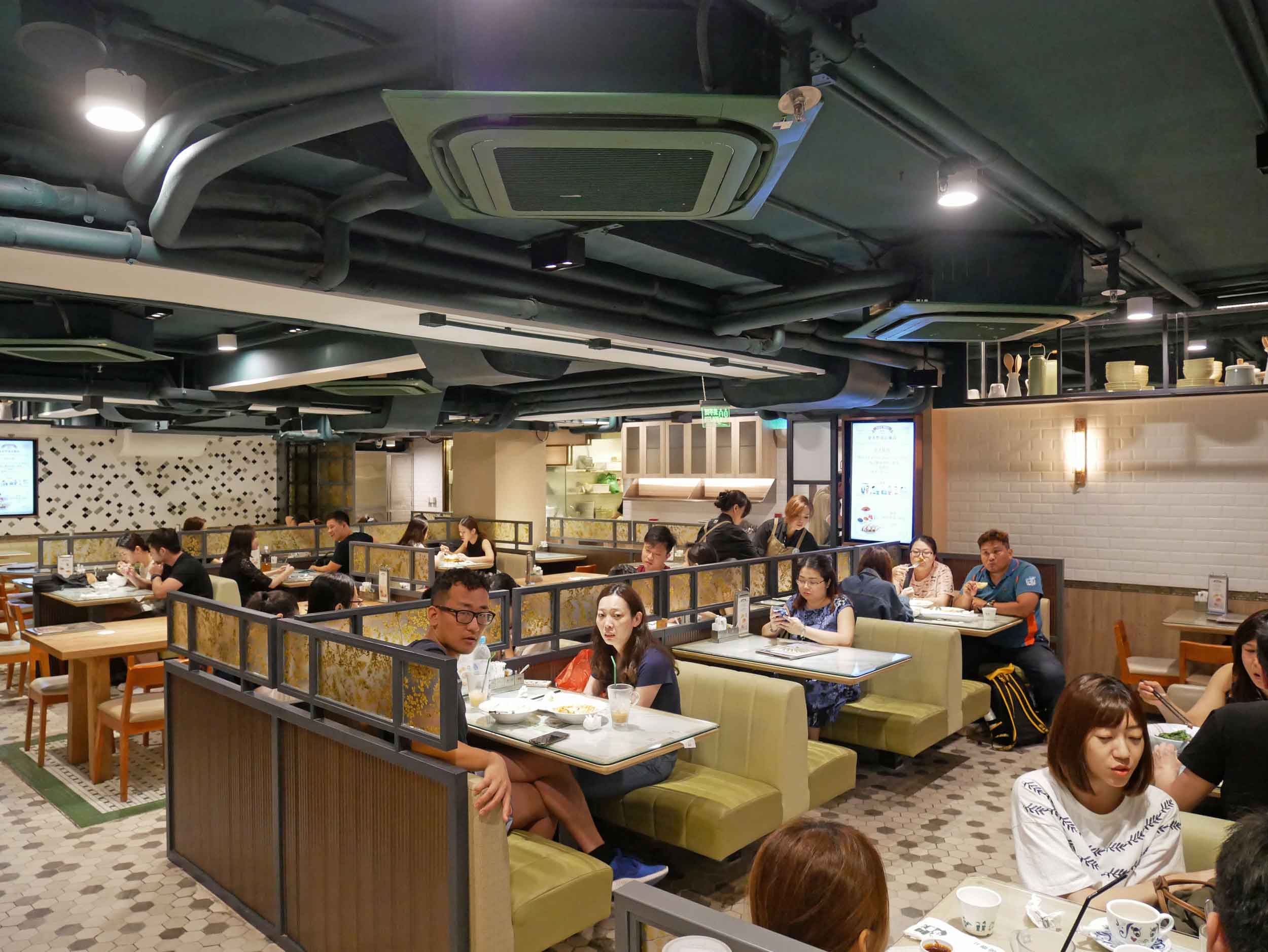  Patrons of Tsui Wah feasting on traditional Cantonese fare at this modern tea restaurant.&nbsp; 
