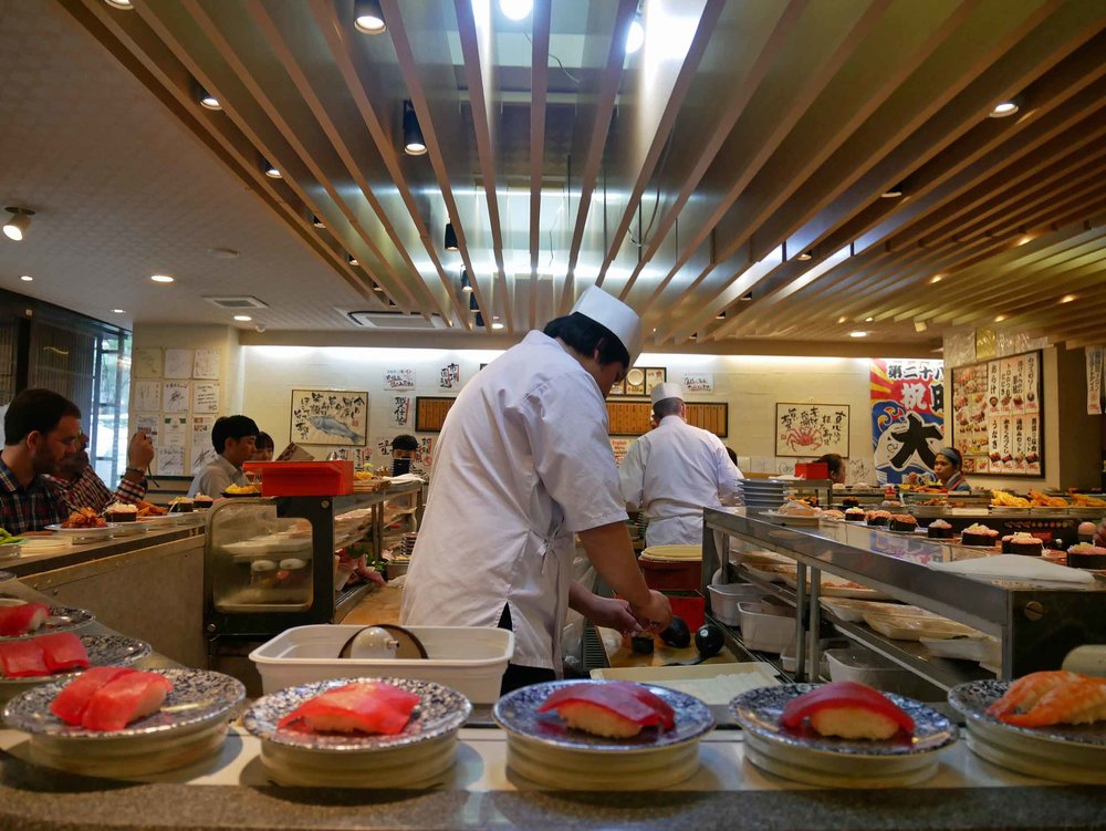  Conveyor belt sushi is all over Tokyo, so we sat down and grabbed what came around for lunch!&nbsp; 