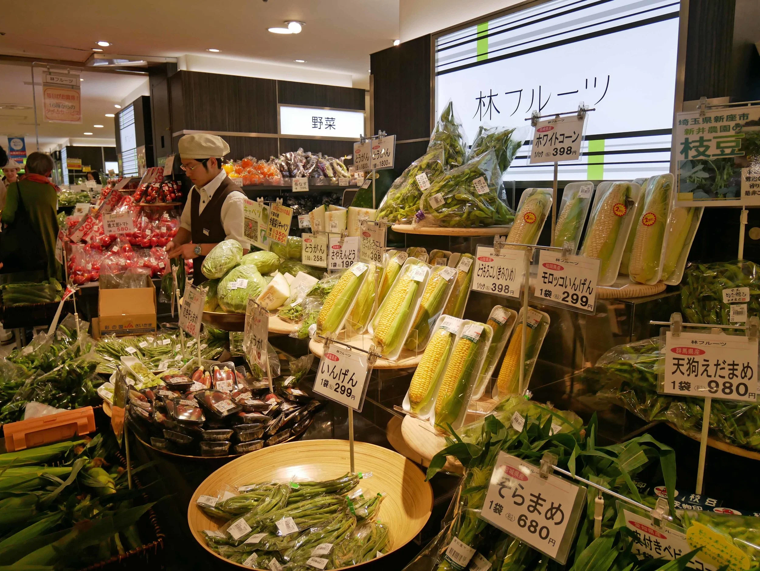  Pomp and presentation of the magnificent underground food halls, this one at Shibuya Station.&nbsp; 