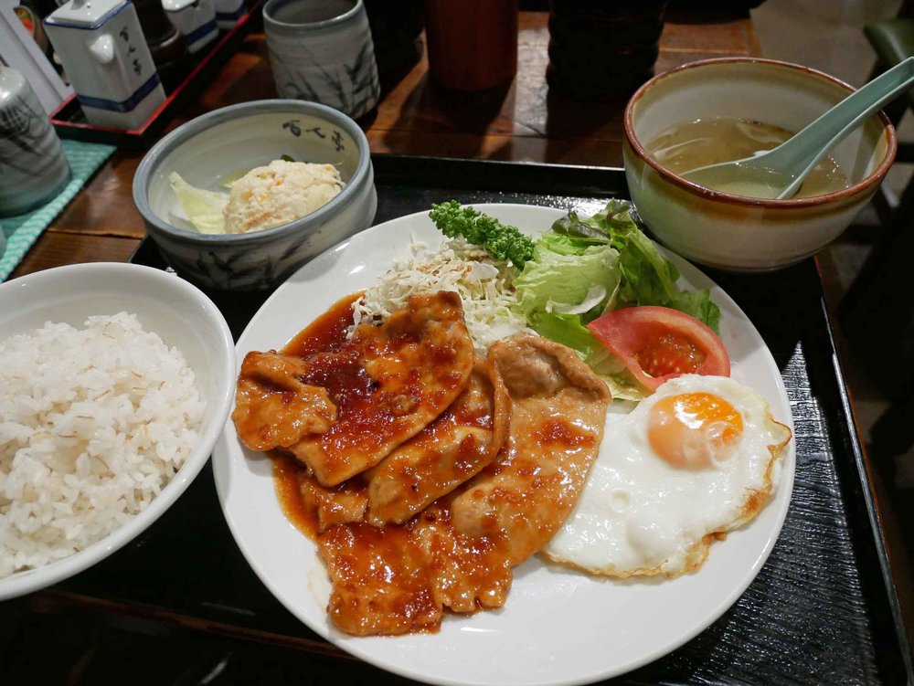  After our garden walk, we grabbed lunch like many of the office workers in Takebashi Station. 