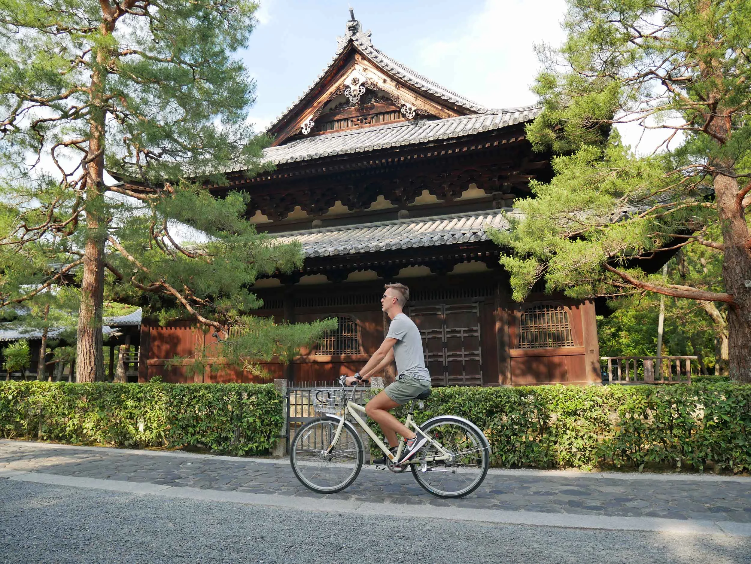 The  Daitoku - ji &nbsp;is a walled  temple complex &nbsp;in northern Kyoto famed for both its historical associations and its many beautiful Zen gardens. 