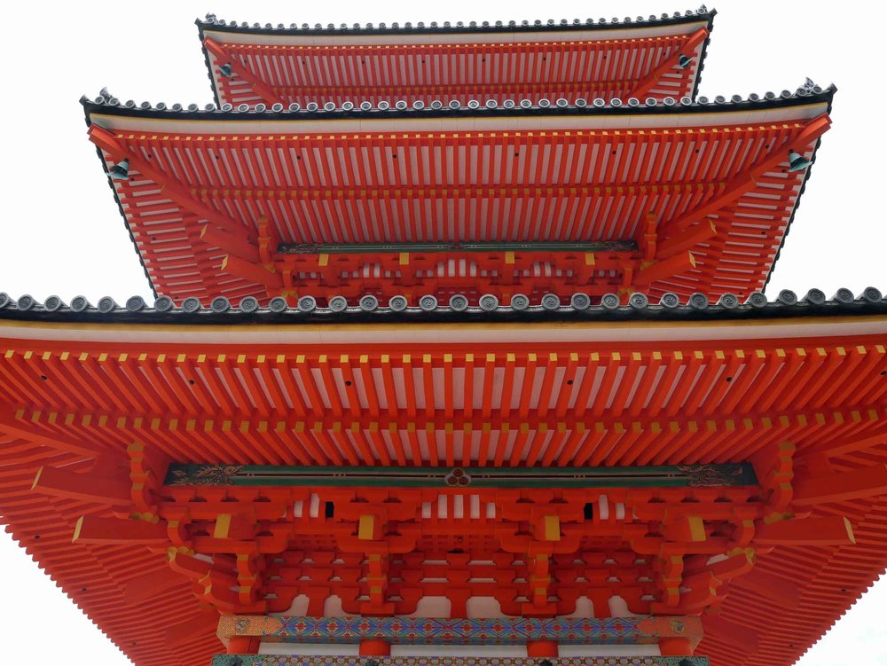  The vermillion tower within Kiyomizu-dera complex.&nbsp; 