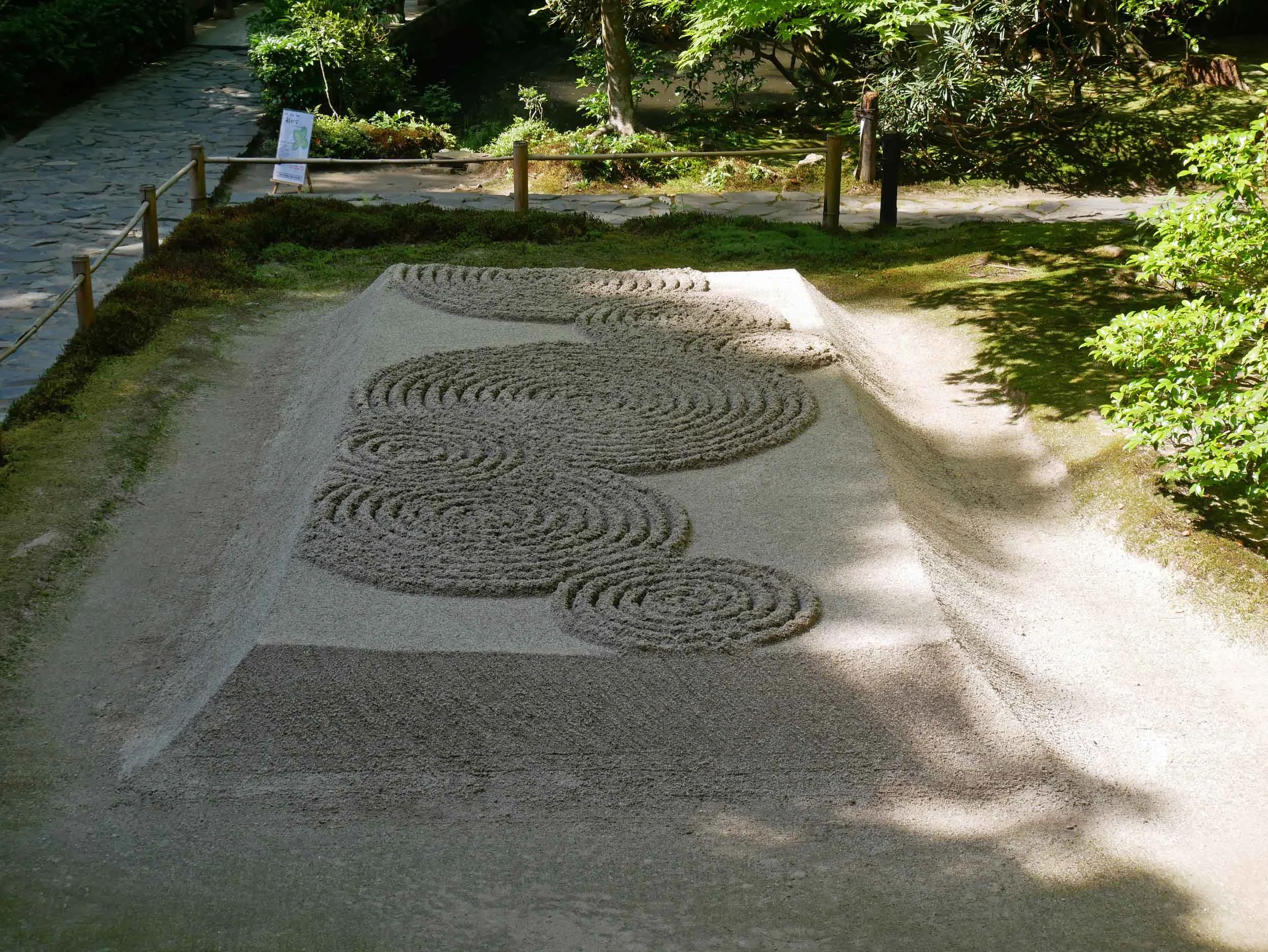  In awe of the impressive, raked gardens of the lovely, secluded Honen-in temple. 