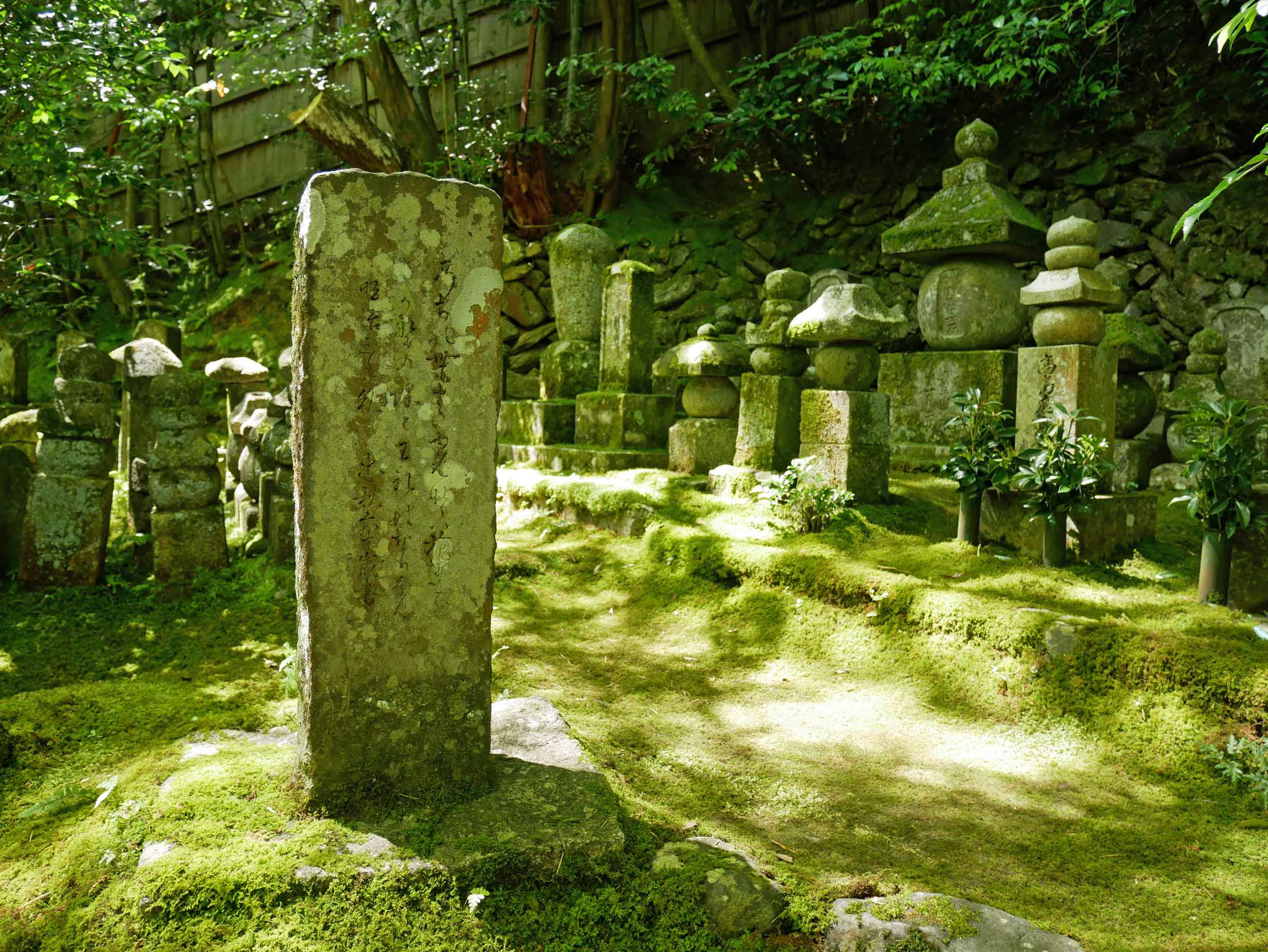  Goo-ji moss temple graveyard. 