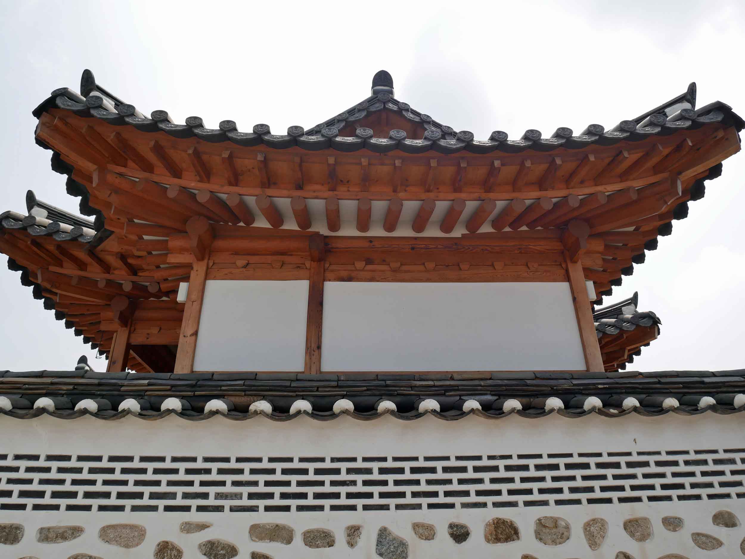  The impressive wood rooftops of the hanoks boast giant eaves to protect the homes from sun in the summer.&nbsp; 
