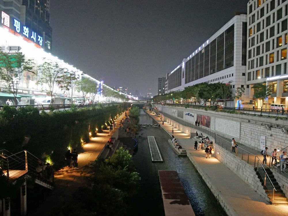  The lovely night attracted other strollers and love birds along the pretty canal that winds through Dongdaemun district.&nbsp; 