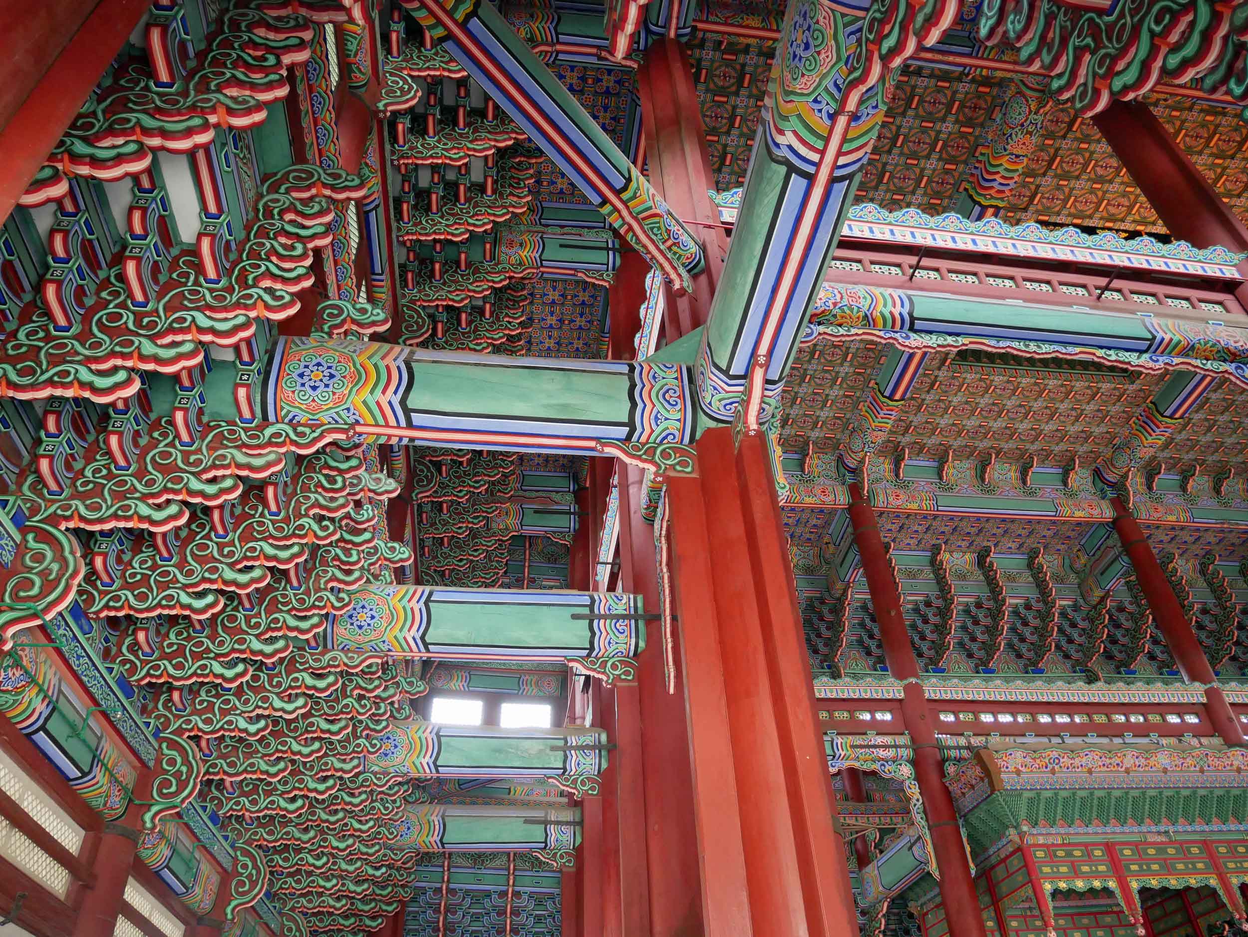  The colorful pillars of the palace halls appeared 3D thanks to sophisticated painting techniques.&nbsp; 