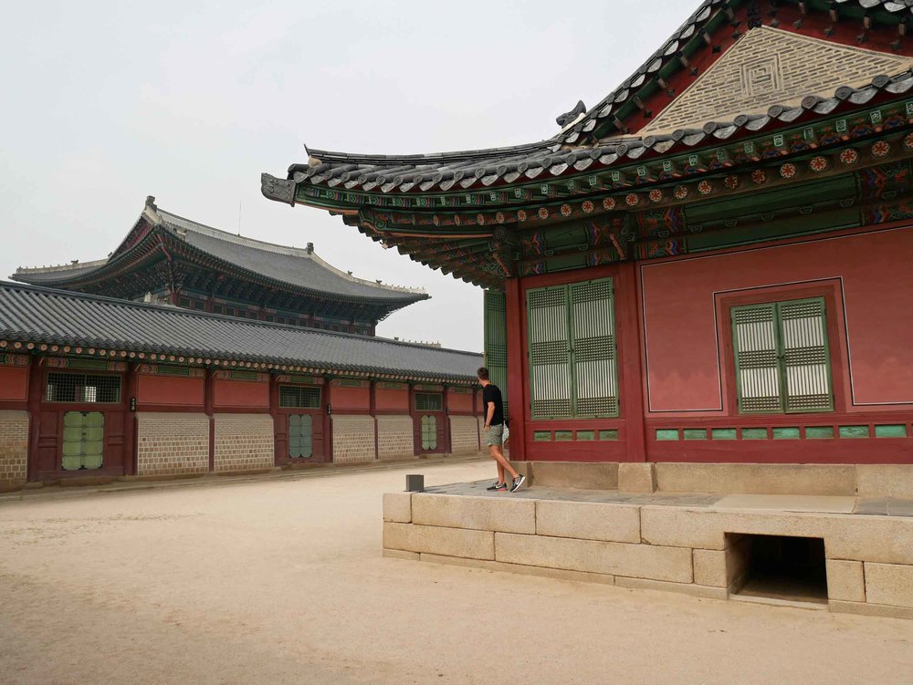  Grass is associated with the dead, and so the courtyards and pathways are sand, which absorbs water and reflects sunlight to warm the buildings.&nbsp; 