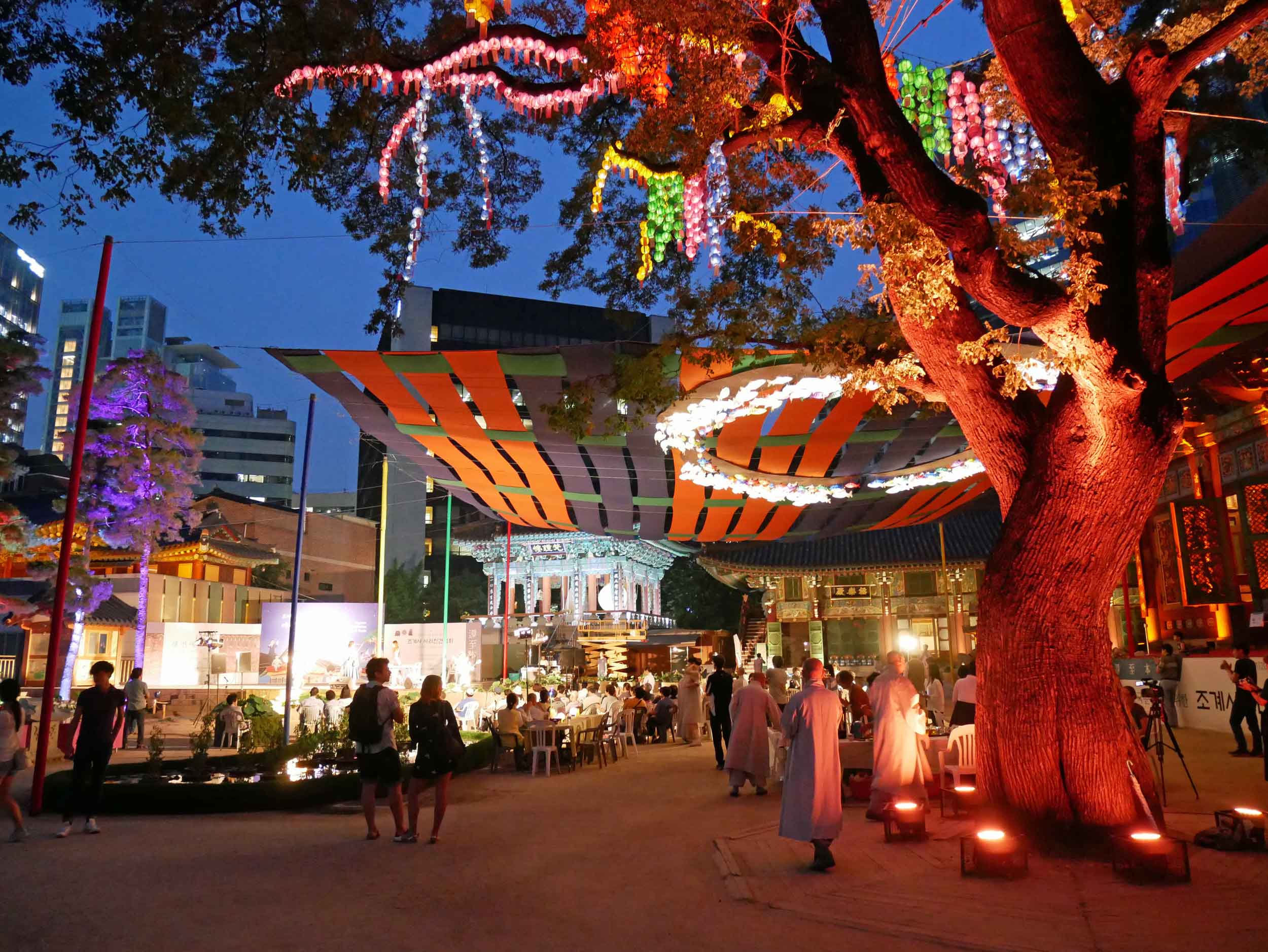  We ended our evening back at Jogyesa temple for an outdoor classical concert of violin and piano.&nbsp; 