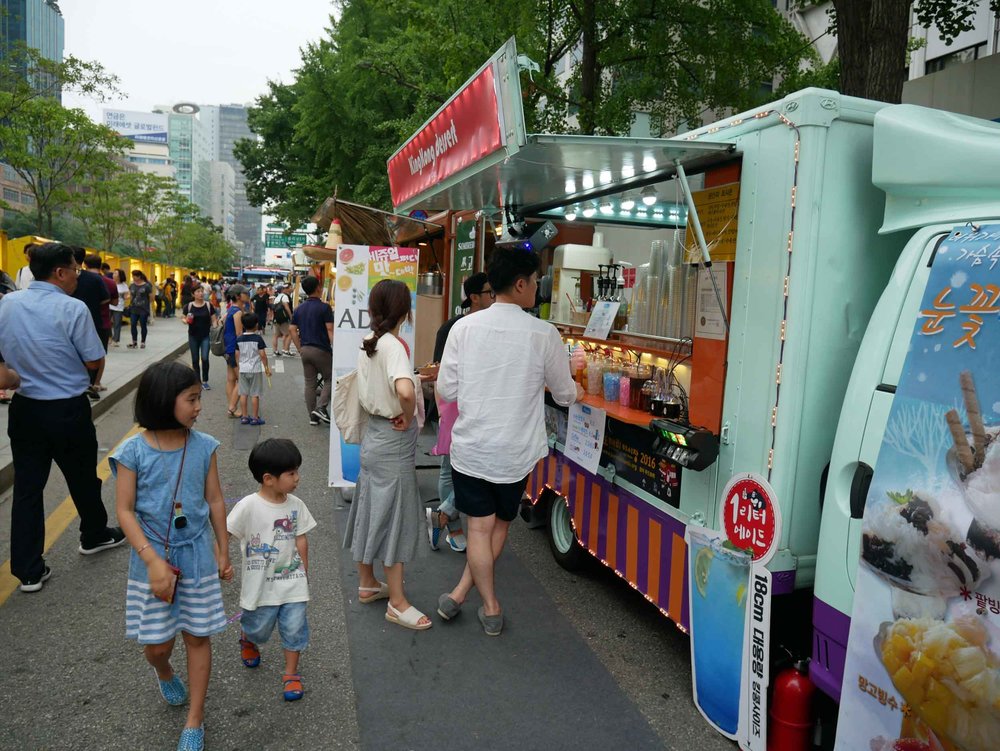  We stumbled upon a lively food and crafts market along a small canal.&nbsp; 