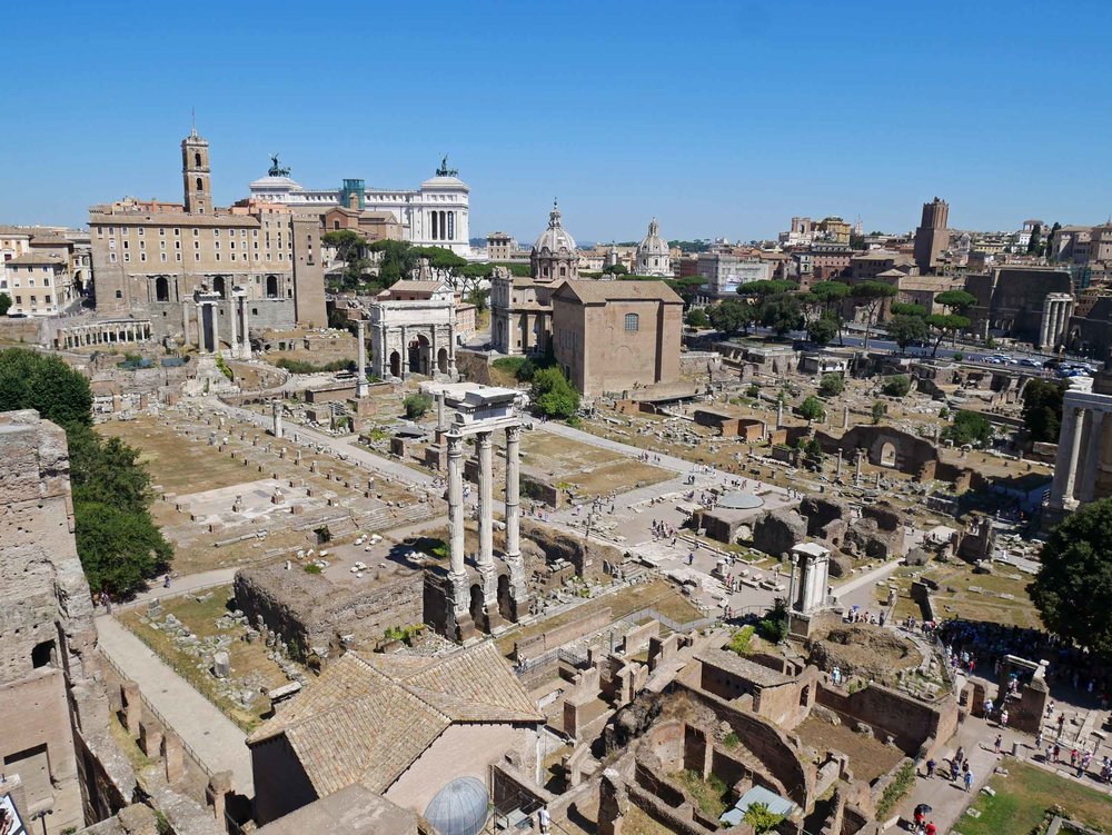  A stroll through the Roman Forum unveiled many an antiquity and ruin. &nbsp;&nbsp; 