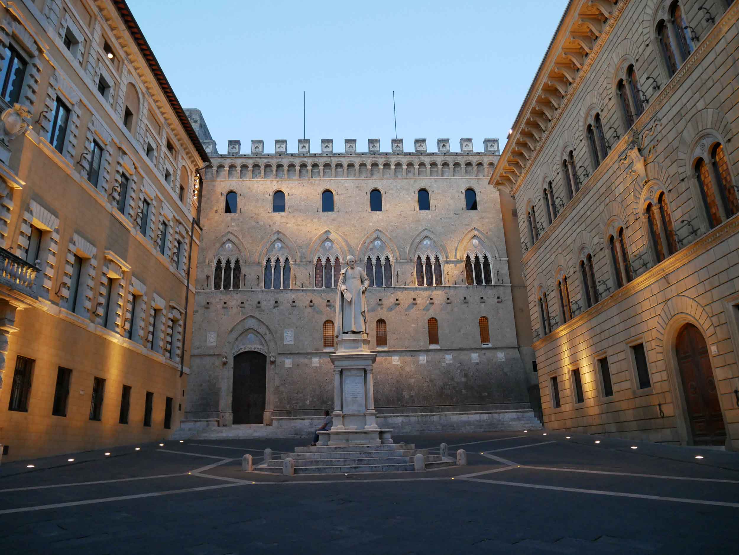  As dusk began to settle, pretty Siena came to life across it's little squares and many statues.&nbsp; 