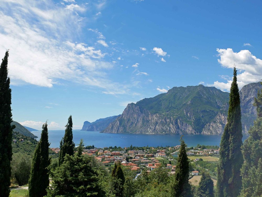  Suddenly, the northern tip of gorgeous Lake Garda appeared.&nbsp; 