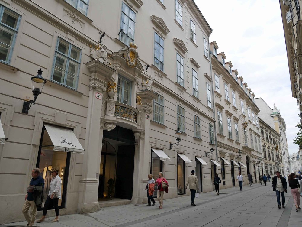  The elegant shopping district near Michaelerplatz. 