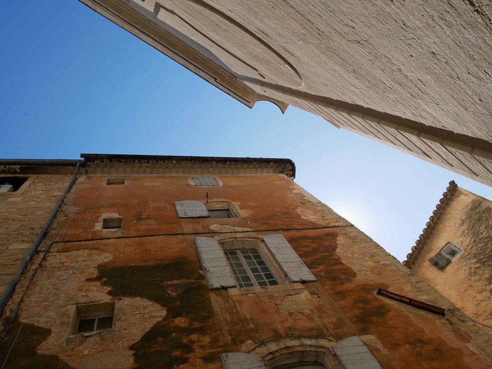  The stone buildings of Gordes are built tightly against the base of the cliffs or perched on the rocks above.&nbsp; 