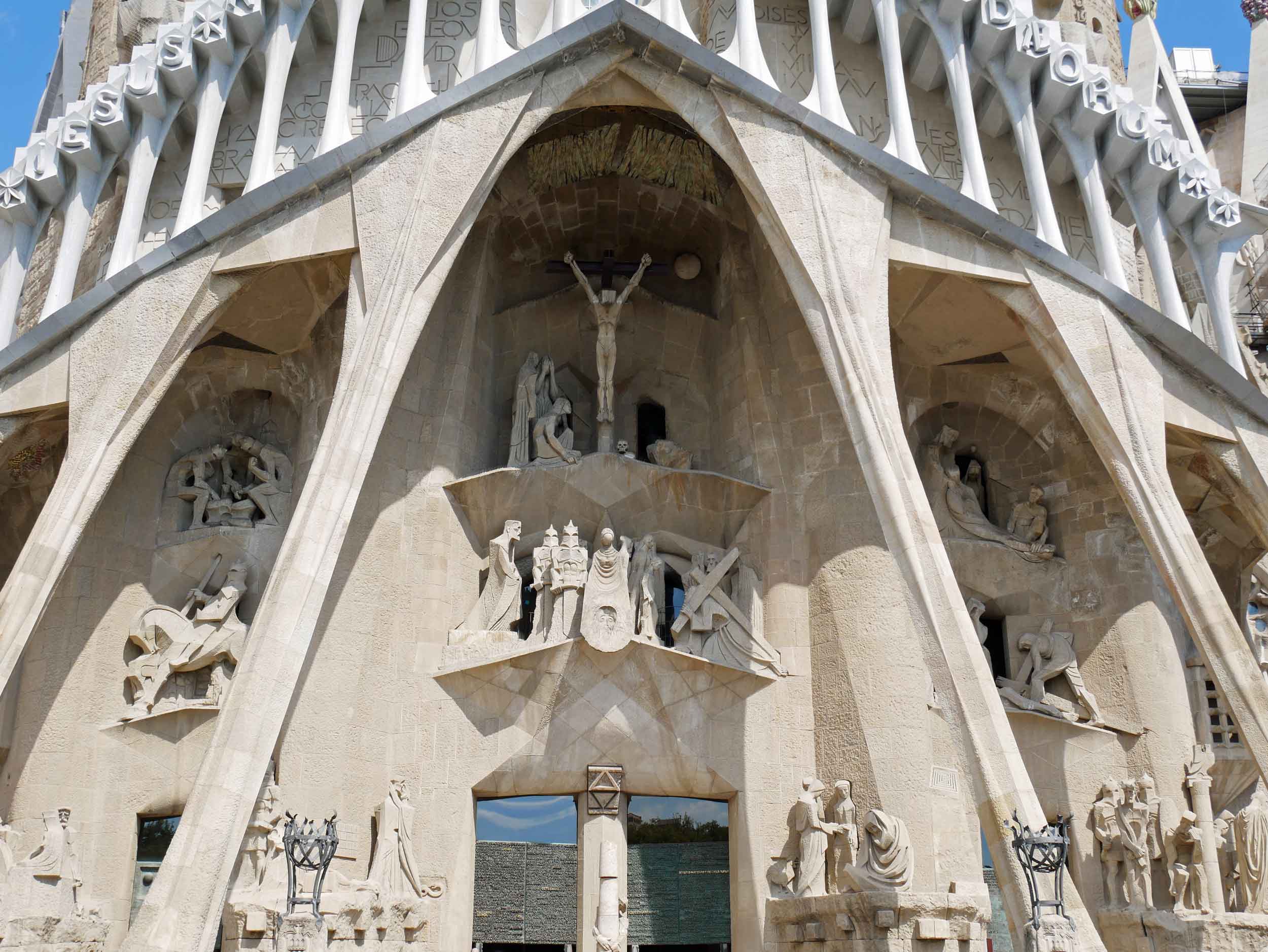  The landmark Sagrada Família cathedral consists namely of Gothic and Art Nouveau architectural styles. 