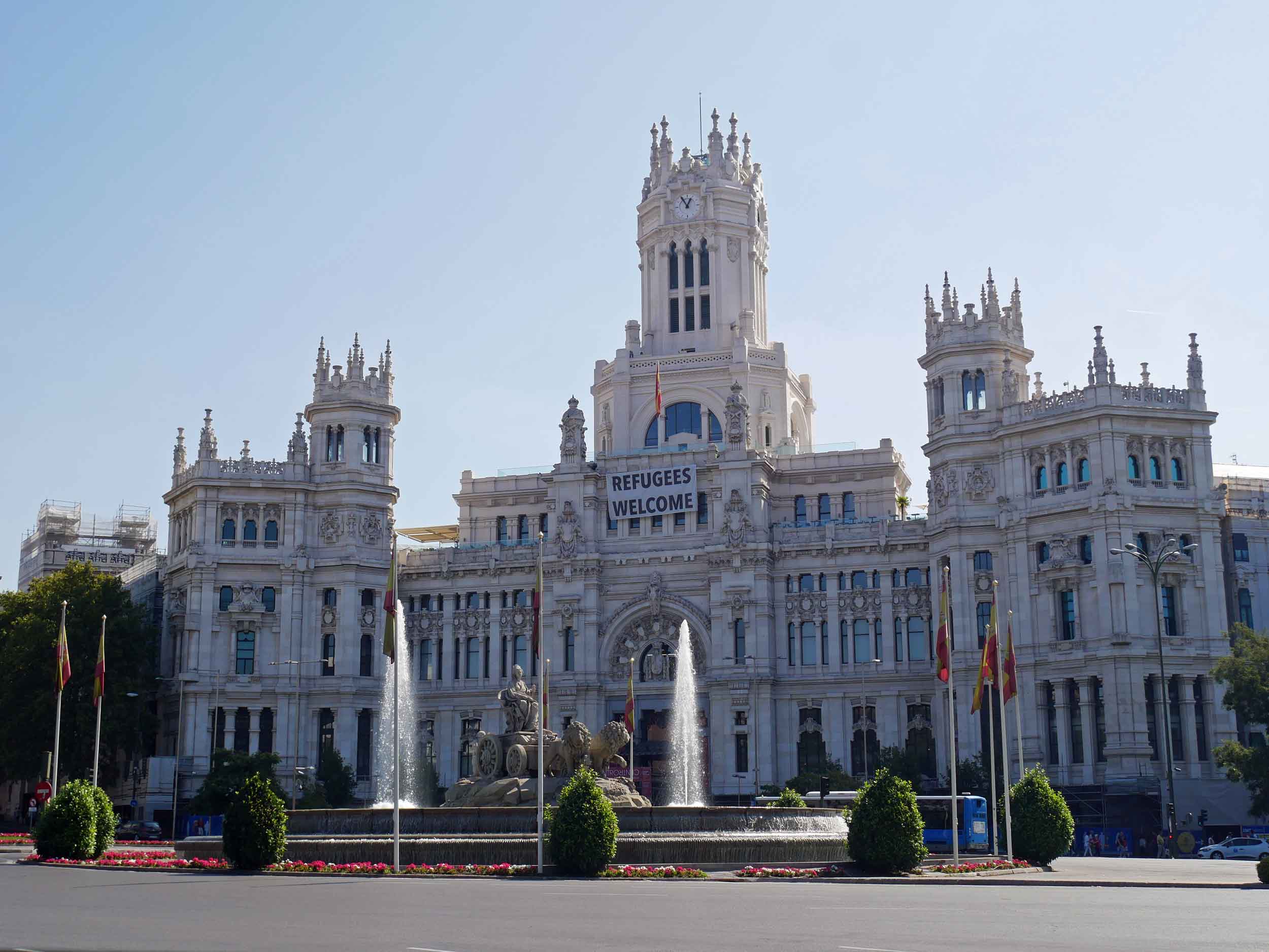  Madrid’s magnificent City Hall adorned a welcoming banner for refugees. 