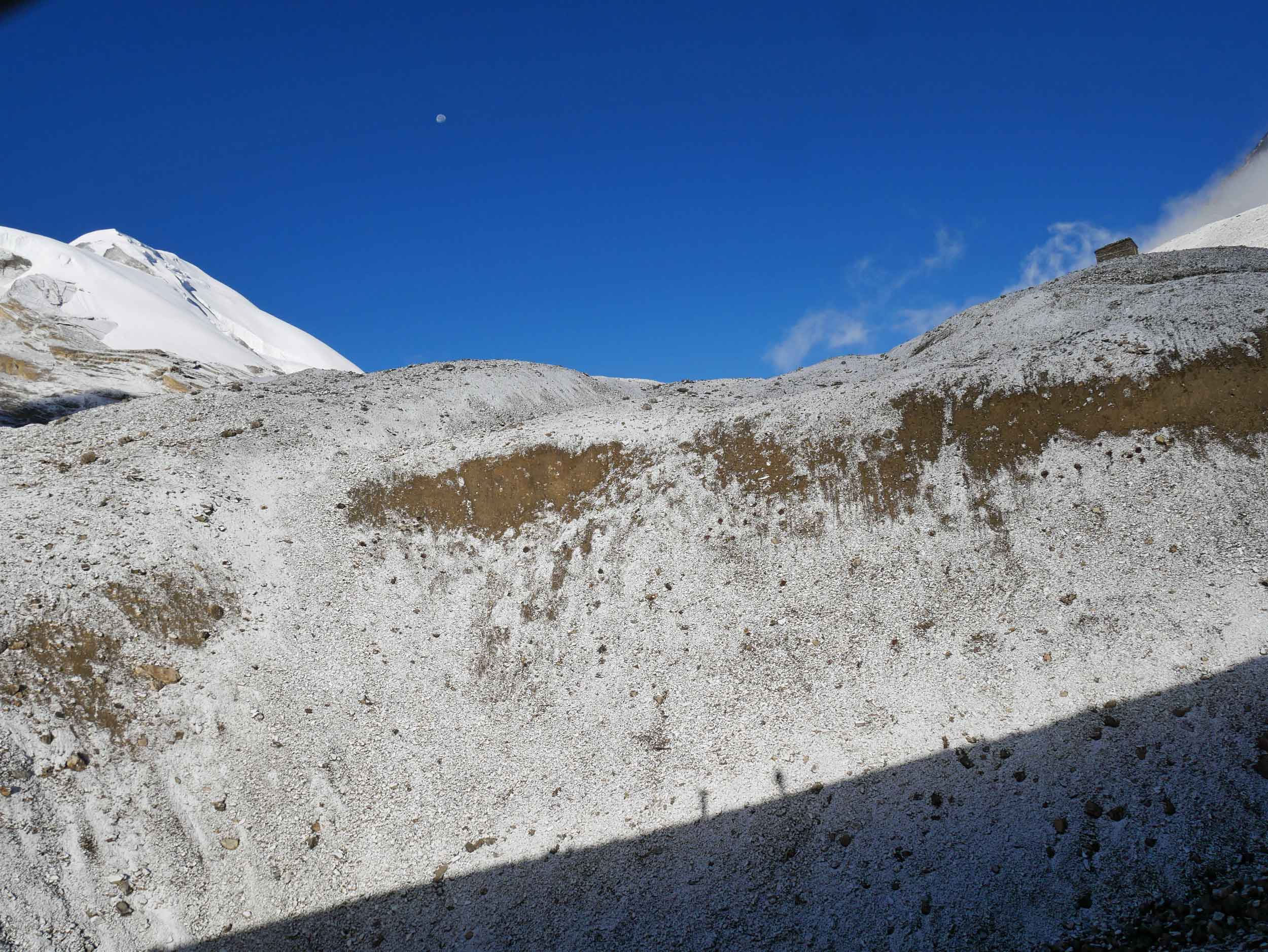 Following the snow, the skies were perfectly clear and we could even see the moon above.
