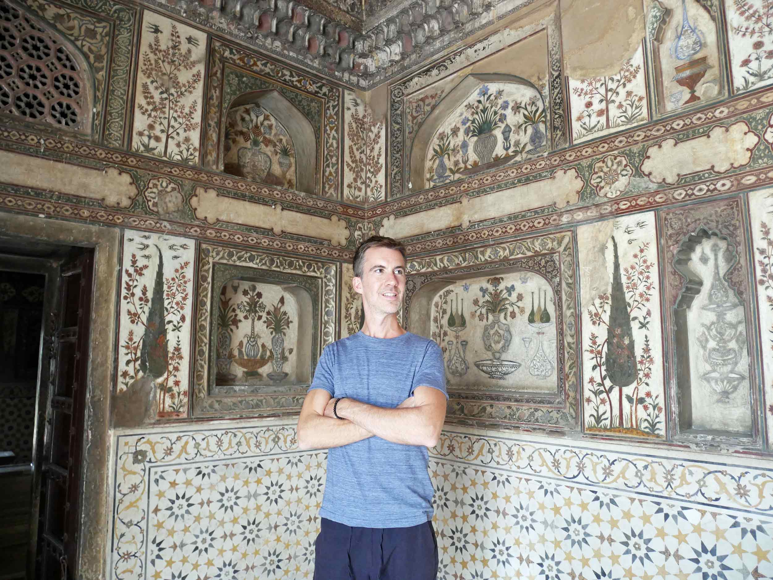  The tomb is adorned with an even more ornate patterning of inlaid marble with floral and geometric design elements. 