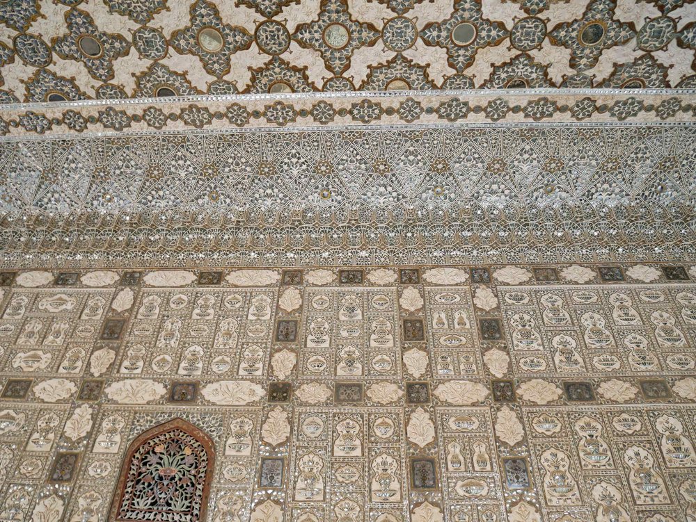  The Palace features Sheesh Mahal, or hall of mirrors,&nbsp;designed so that any ray of light that enters will be refracted throughout the entire hall.&nbsp; 