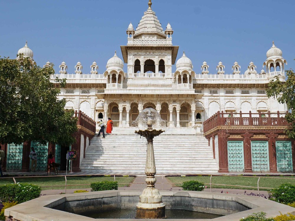  Jaswant Thada was built by Maharaja Sardar Singh in 1899 to honor the memory of his father, Maharaja Jaswant Singh II, and serves as the cremation ground for the royal family of Marwar. 