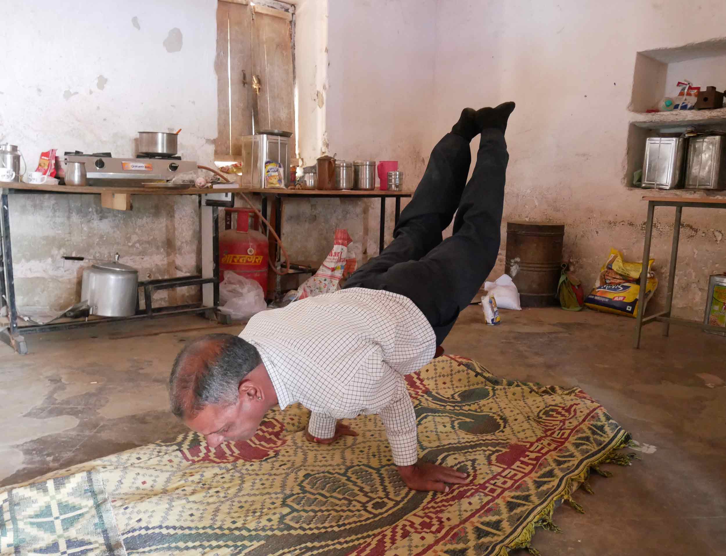  The school's phys. ed. teacher demonstrated some impressive yoga moves for us. 