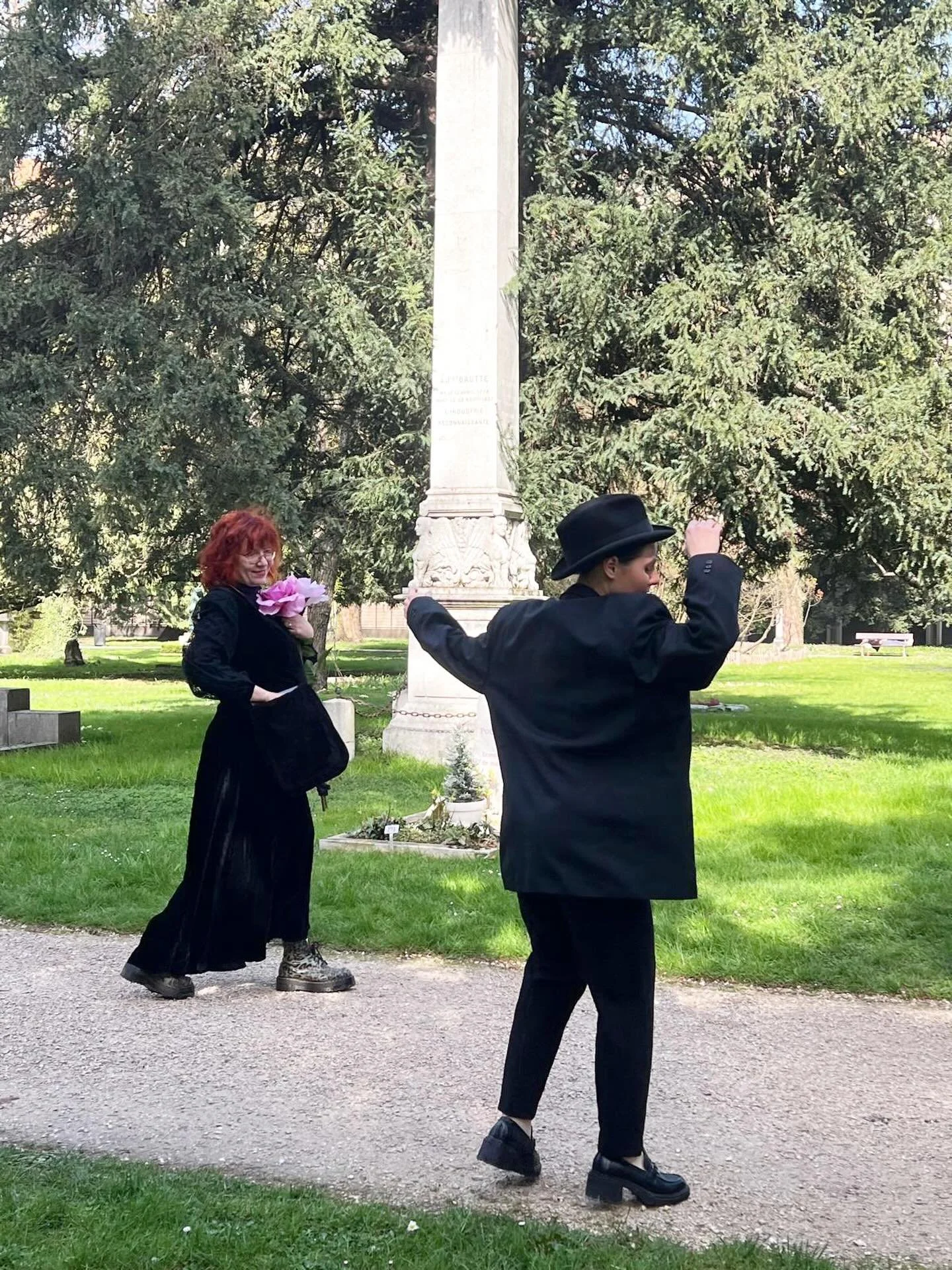 &Eacute;manations de Reines 

Quand Marcelle de Kenzac avait des rdv secrets au cimeti&egrave;re avec Fabien. @_camille.sa_ danse sur les po&egrave;mes de Marcelle lu par @thenmh.photo , dans le cadre de la semaine de l&rsquo;Egalit&eacute; de la Vil